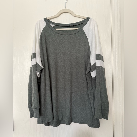BloomChic Tops - BloomChic Gray and White Sweatshirt